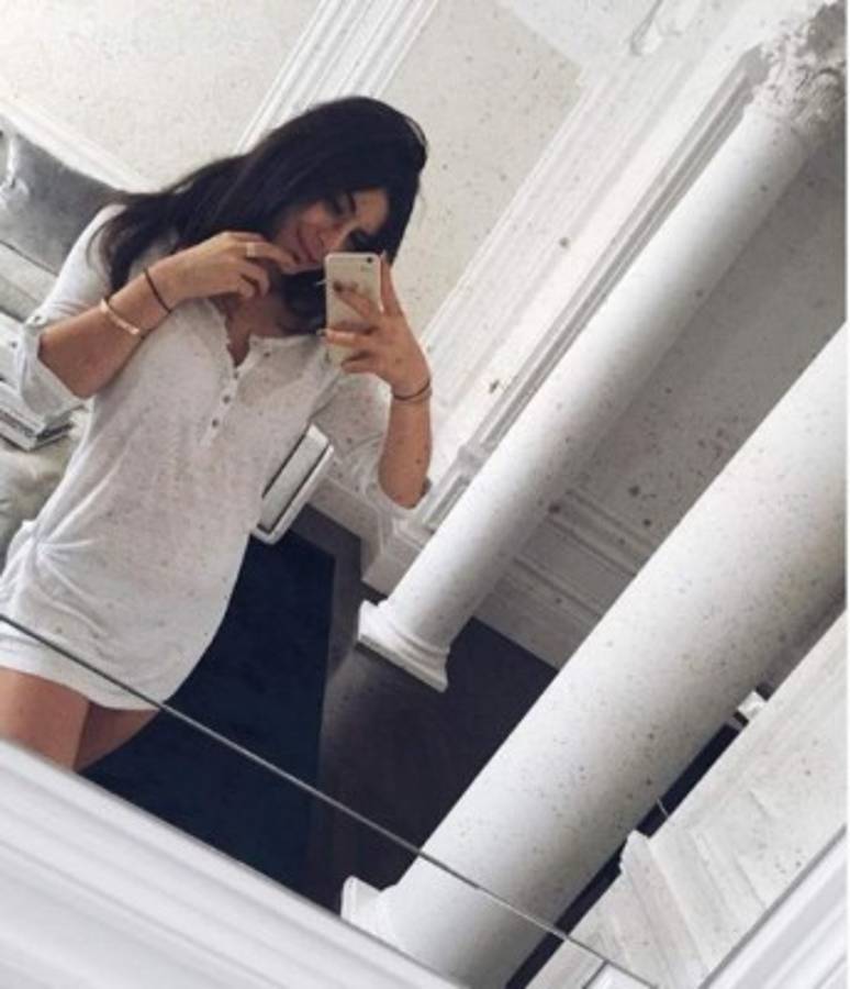 ¡Sí que ha crecido! La espectacular hijastra 'influencer' de Cesc Fábregas cumple 20 años