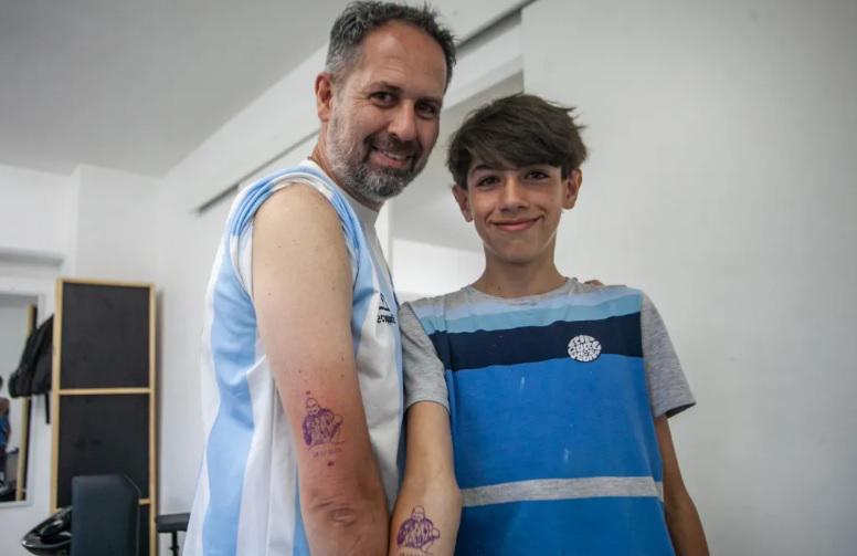 Del “¿qué mirás, bobo?” al beso de Messi a la Copa del Mundo: locura desenfrenada por los tatuajes de Argentina