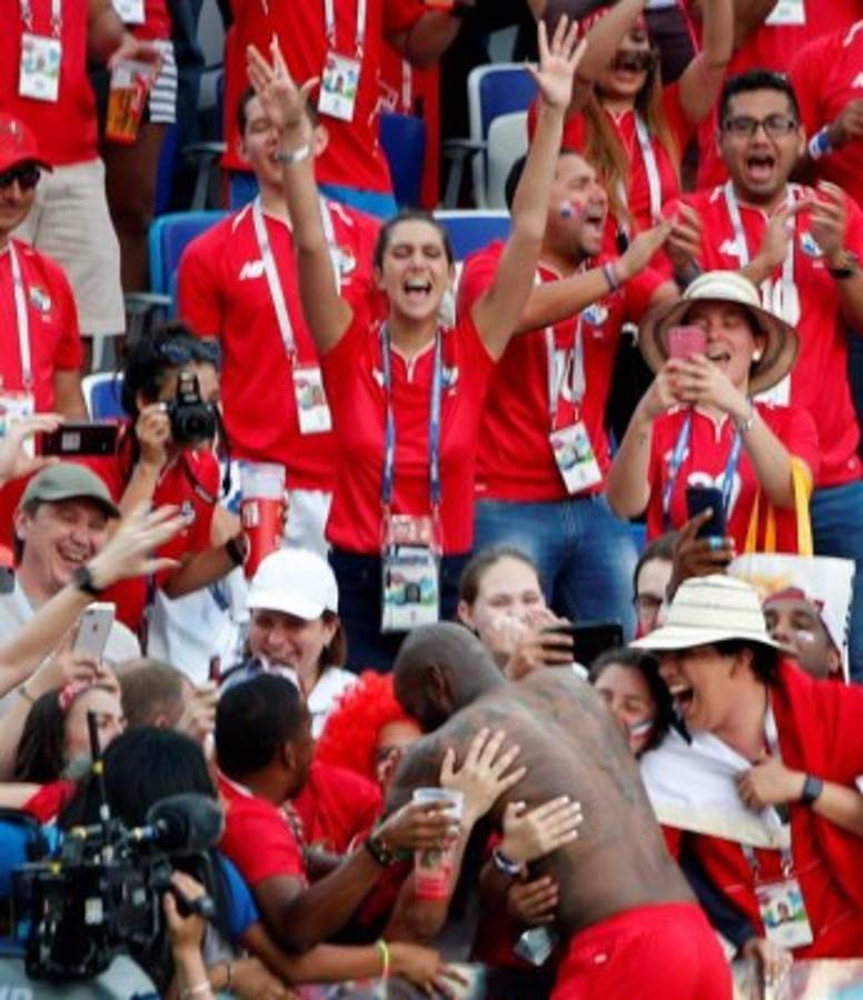 NO SE VIO POR TV: Panameños regalan sus camisas y Maguire exhibe a su preciosa novia