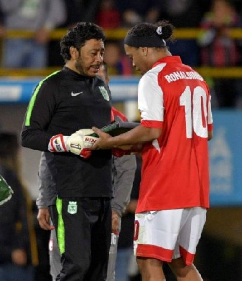 Ronaldinho provoca locura en Colombia: Estadio lleno, abrazo con leyenda y máximo respeto