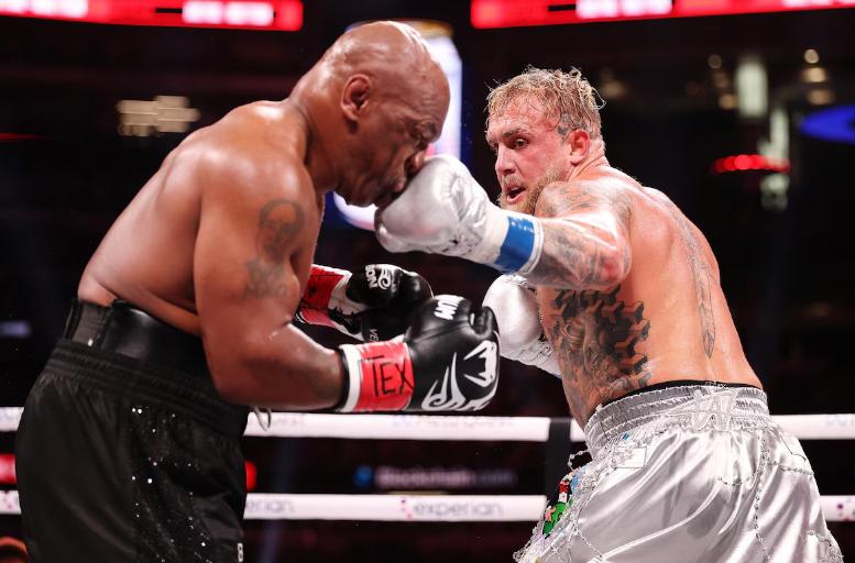 Así fue el triste regreso de Mike Tyson al boxeo: molido a golpes por Jake Paul y el gesto de su rival antes de terminar la pelea