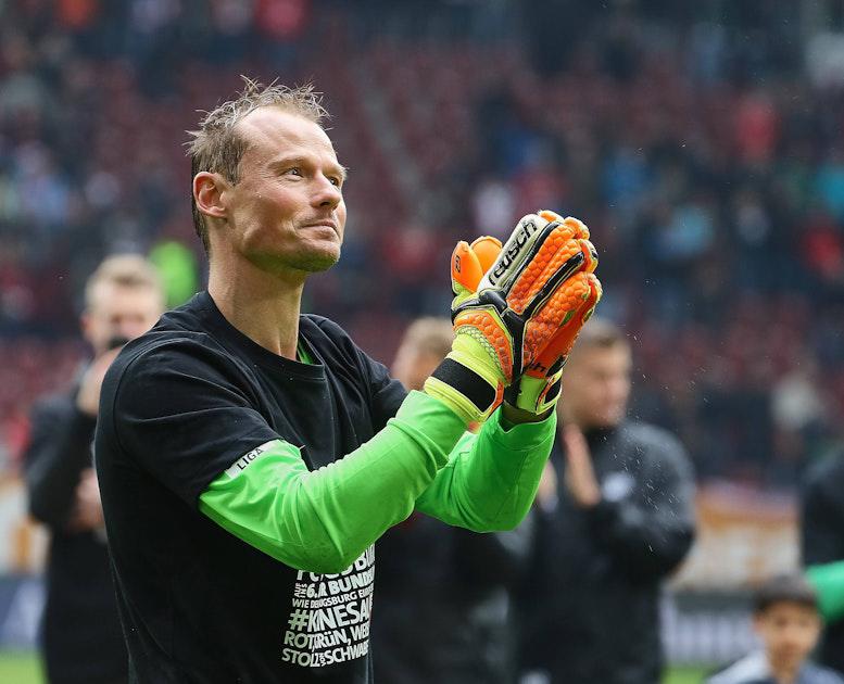 ¡Así quedó el auto! La sensible muerte de futbolista que chocó contra un tren: jugó en Juventus y Buffon le deja duro mensaje