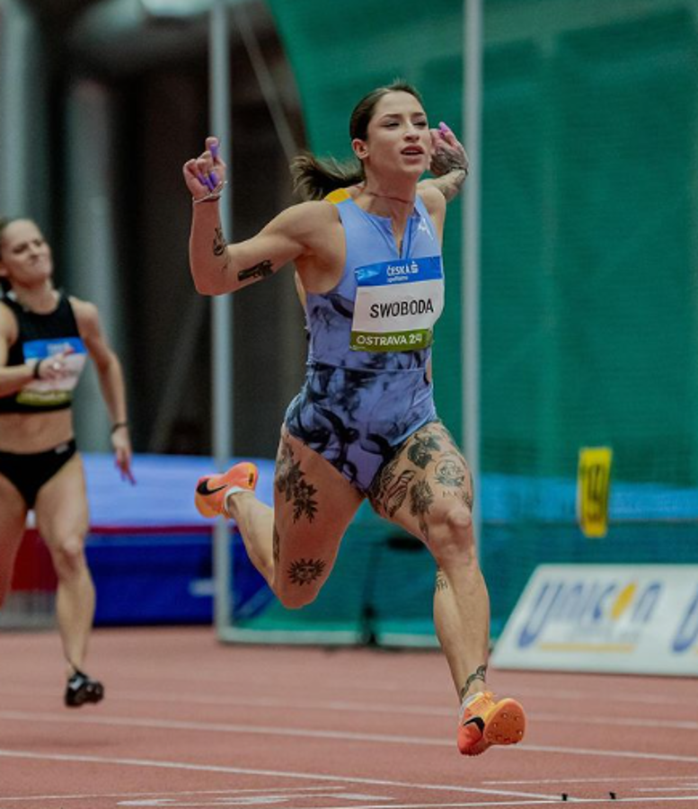 París 2024: así es la corredora polaca que se hizo viral por un peculiar saludo y exuberantes tatuajes