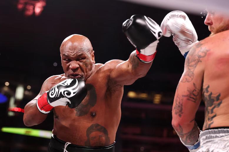 Así fue el triste regreso de Mike Tyson al boxeo: molido a golpes por Jake Paul y el gesto de su rival antes de terminar la pelea