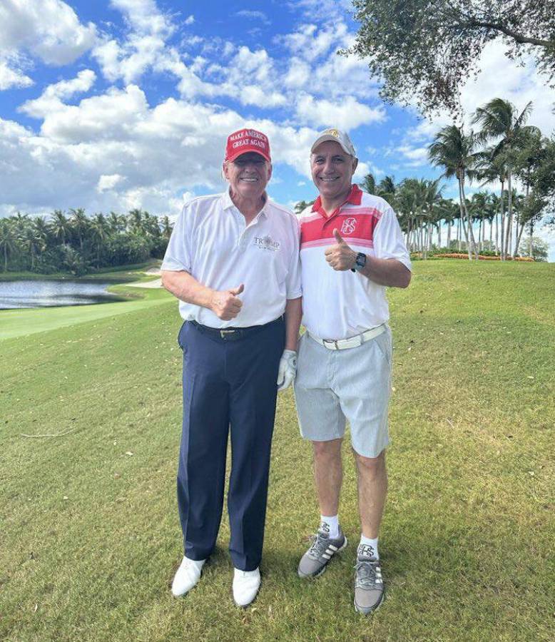 Carlos Pavón, Hristo Stoichkov y Donald Trump se la pasan de maravilla en un mano a mano jugando al golf