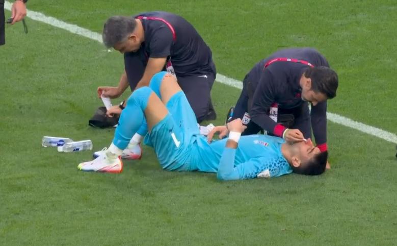 FOTOS: Portero de Irán se fue en camilla luego de recibir terrible golpe de su propio compañero en el Mundial de Qatar 2022