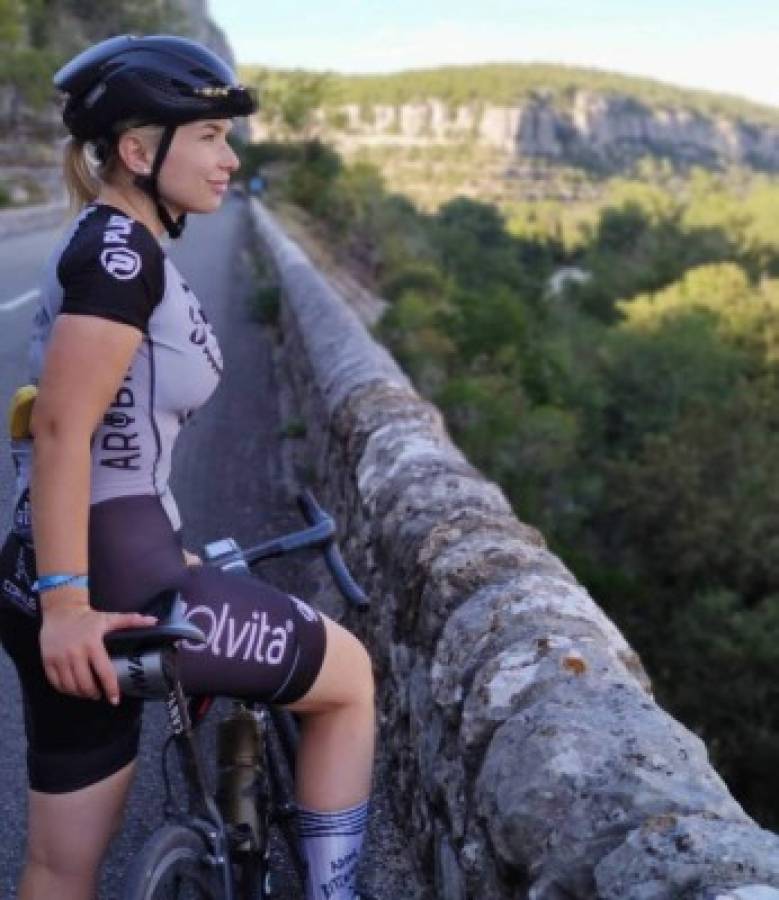 Las fotos 'inapropiadas' por las que un equipo de ciclismo ha vetado a la sexy Tara Gins