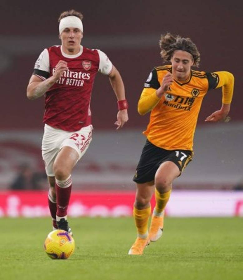 FOTOS: Así fue el choque de cabezas entre David Luiz y Raúl Jiménez que dejó al mexicano nocaut