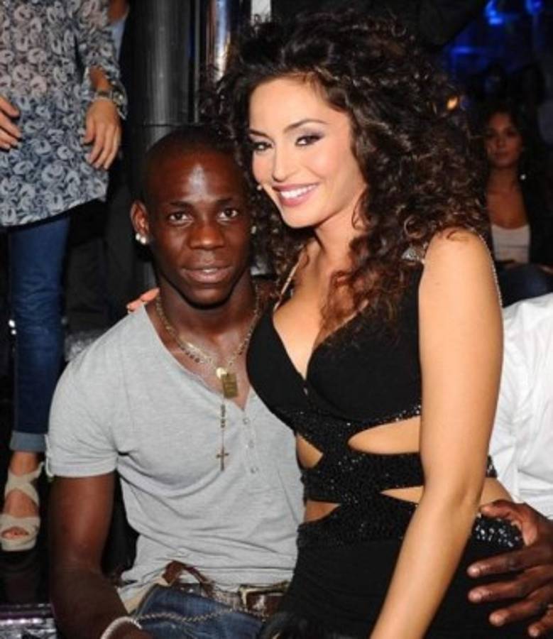 Exnovia de famoso delantero es 'cazada' disfrutando con otro hombre y confirma que ya se olvidó de él