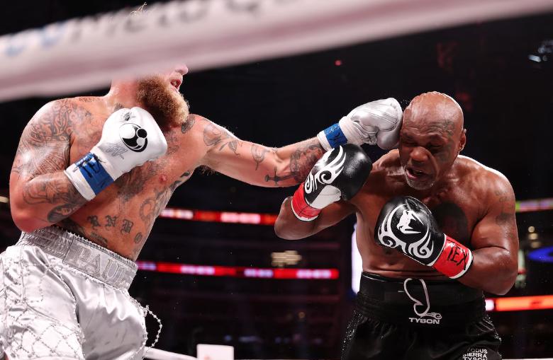 Así fue el triste regreso de Mike Tyson al boxeo: molido a golpes por Jake Paul y el gesto de su rival antes de terminar la pelea