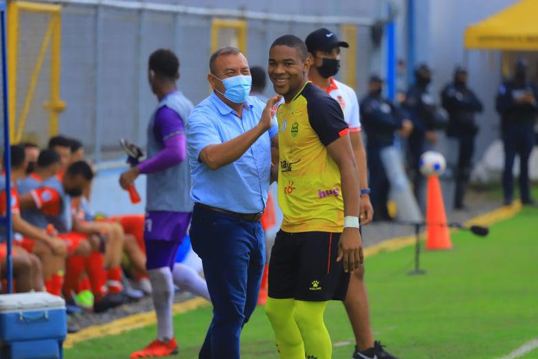 Las fotos más curiosas que dejó la jornada 5: chicas bellas, Héctor Vargas en el Morazán ¡y sub-20 de Victoria debuta sin jugar!