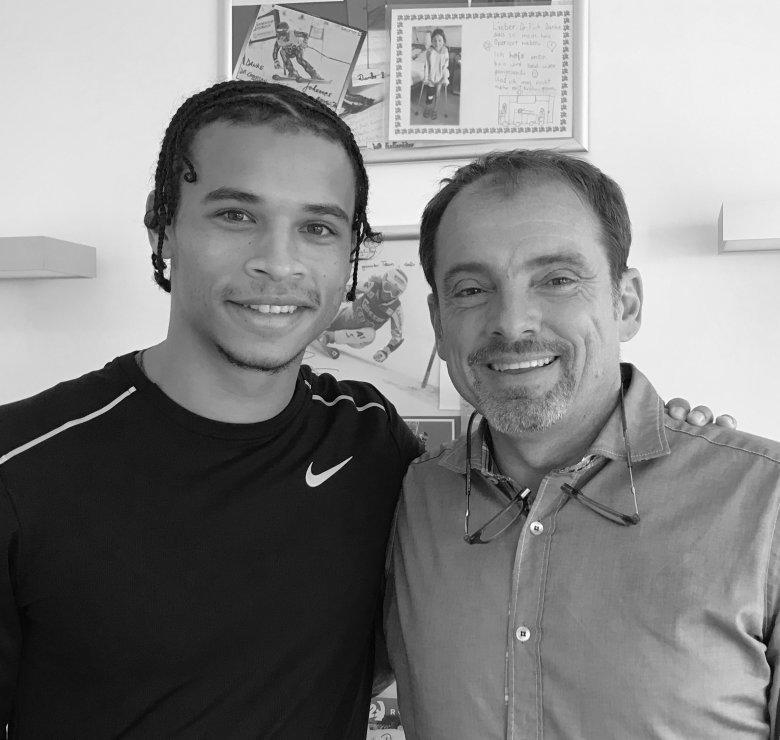 Christian Fink junto con Leroy Sané; sería el médico de confianza del Bayern para operar a David Alaba.