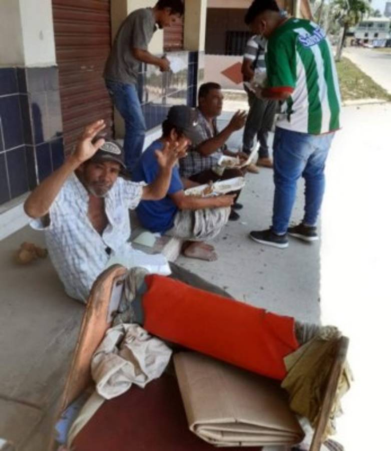 ¡Ejemplar! Barras de Olimpia y Marathón ayudan a personas dándoles comida