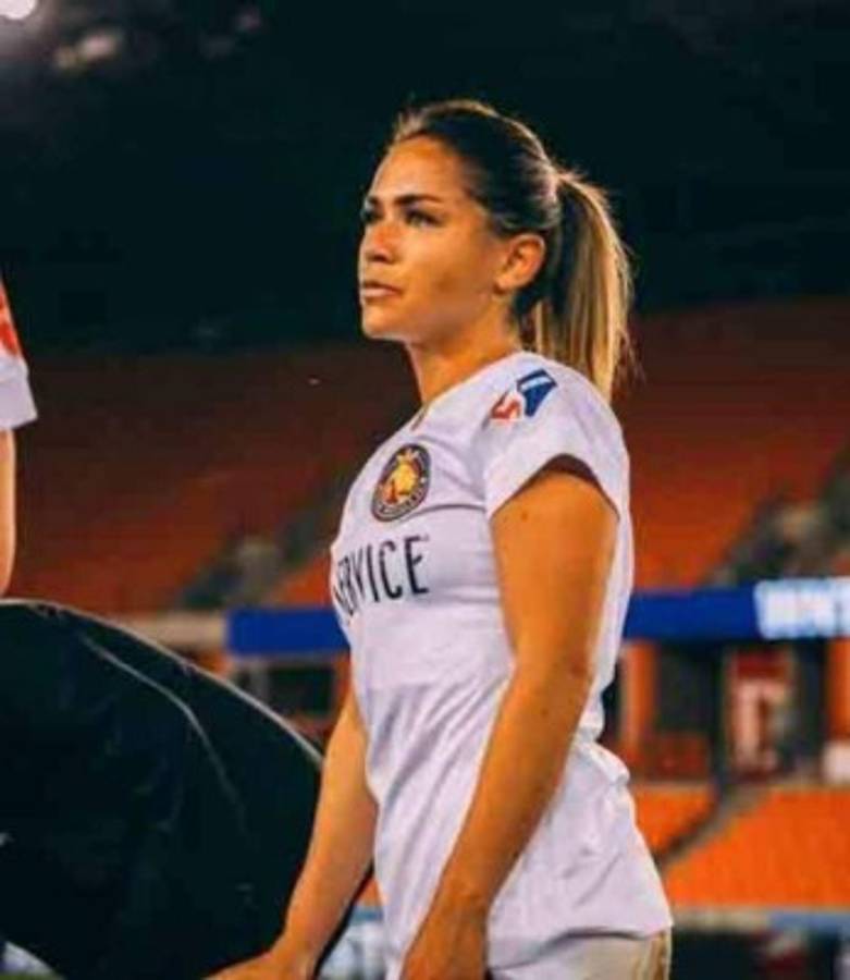 El mediocampista Roger Espinoza anuncia compromiso matrimonial con guapa futbolista en EUA