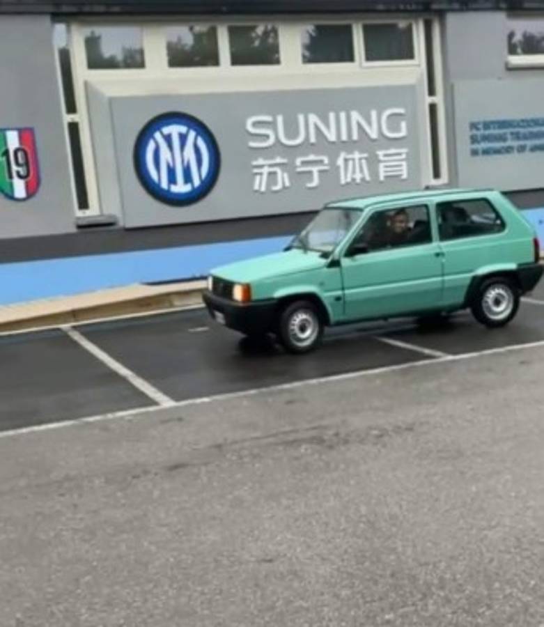 El humilde auto que se compró Arturo Vidal y que lleva a los entrenamientos del Inter de Milán