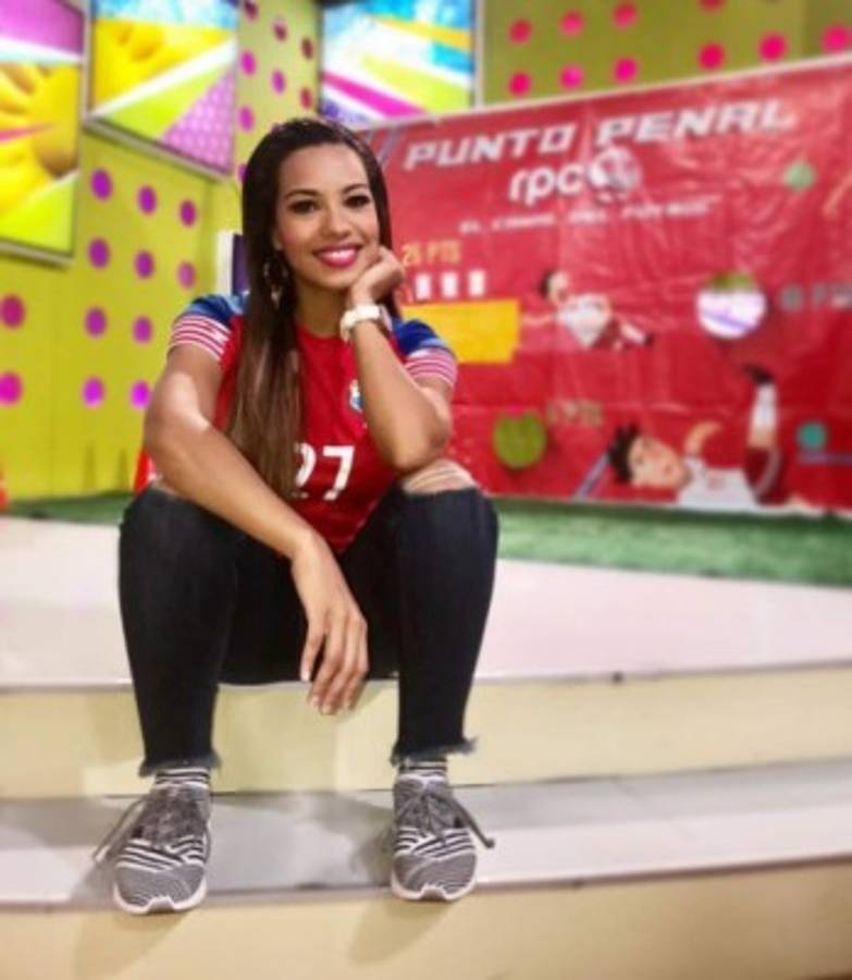 Estas son las hermosas presentadoras que calientan el Panamá-Honduras