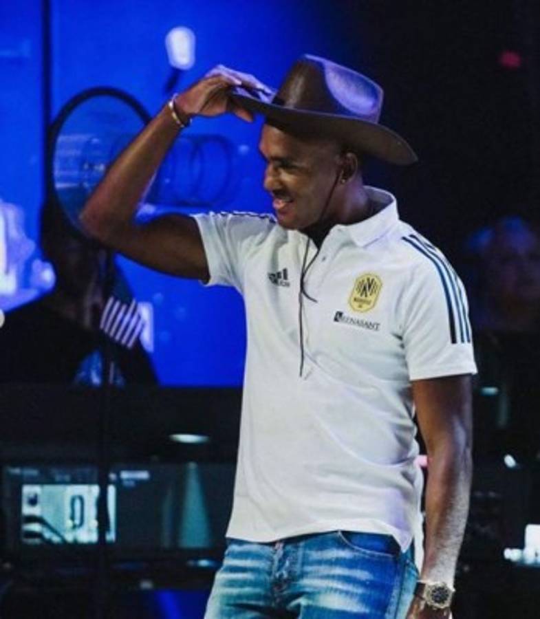 Brayan Beckeles y su curiosa aparición en la presentación de la nueva camiseta de Nashville de la MLS