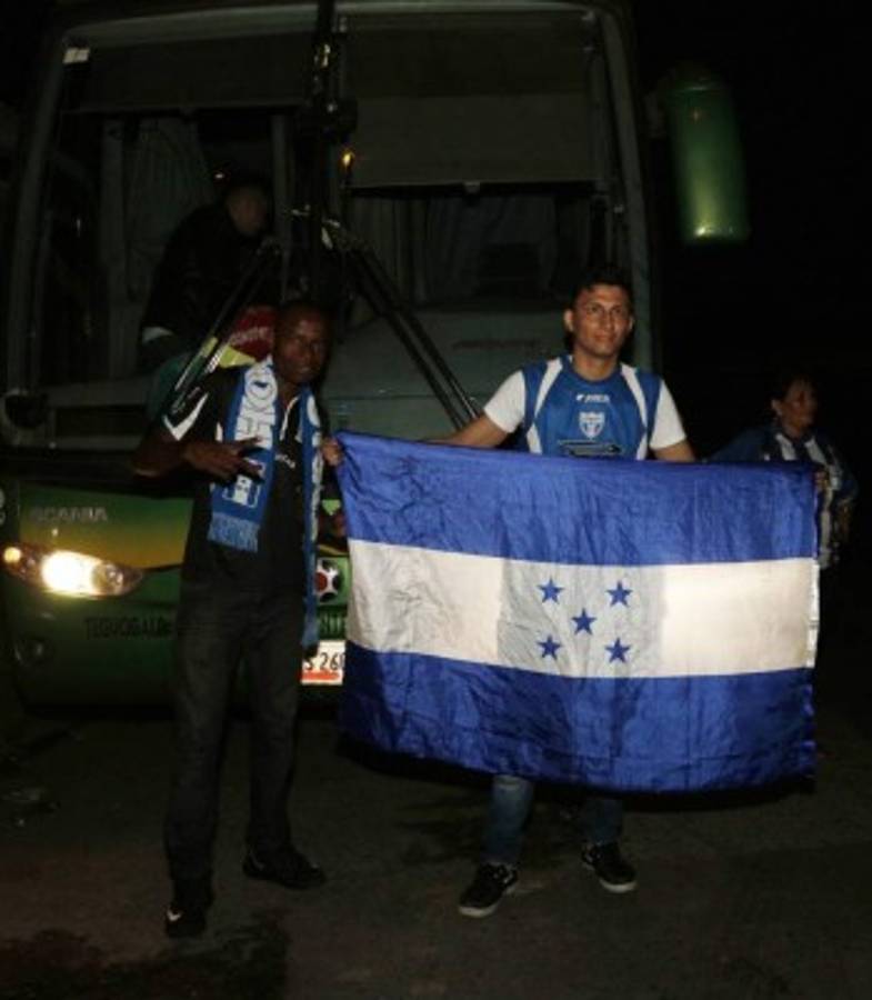 Aficionados hondureños madrugaron para viajar a El Salvador