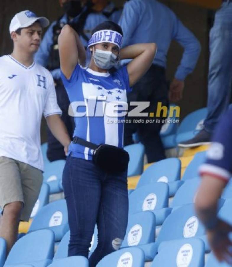 ¿Quién es la rubia? Las hermosas catrachas que adornan el Honduras vs. Costa Rica en el Olímpico