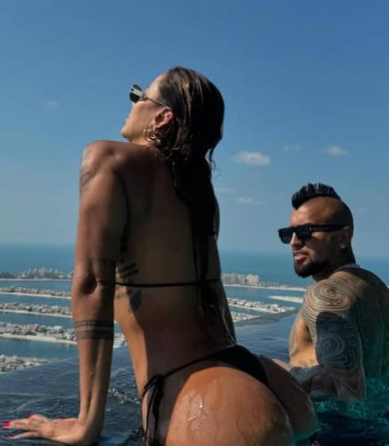 Arturo Vidal se fue a Medio Oriente con su exuberante novia y así fue recibido: “Vacaciones con mi mamacita”