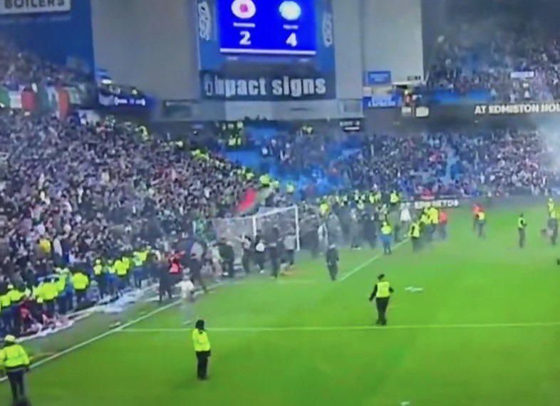 Así terminó el Clásico: celebraron en la cara del rival, no soportaron y se desató el caos en en el césped