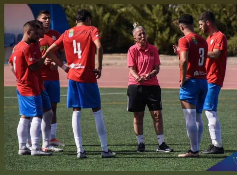 Equipo hondureño hace historia y ficha a entrenadora española que jugó en el FC Barcelona, ¡tiene licencia UEFA PRO!