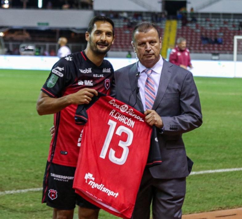 Ricardo Chacón junto a Celso Borges en la Liga Deportiva Alajuelense.