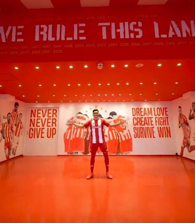 Con un carro de lujo y tirando magia: así fue presentado Luis Palma por Olympiacos en su regreso a Grecia