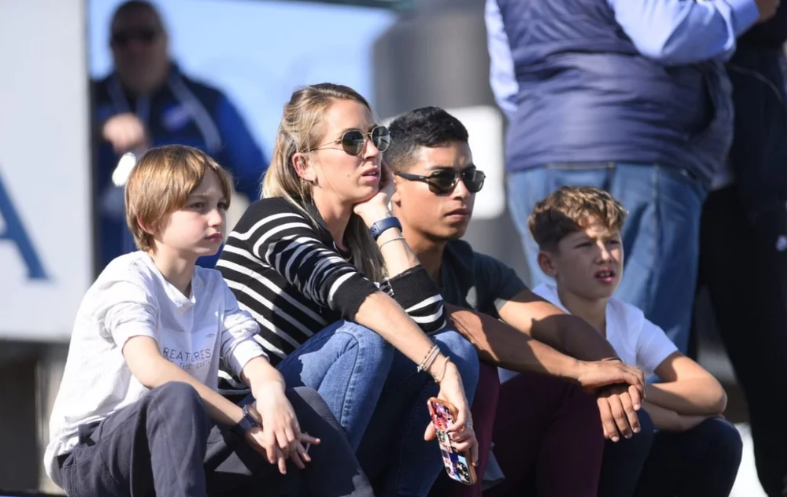 De estar en los mejores vestuarios de Europa a este: el humilde camerino que tuvo a Luis Suárez y su esposa sentada en el cemento