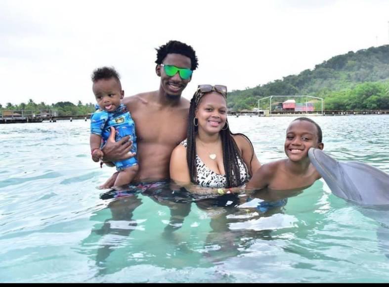 Tremendo beso de Marcelo Pereira en Roatán: Así disfrutaron las vacaciones los futbolistas de Honduras