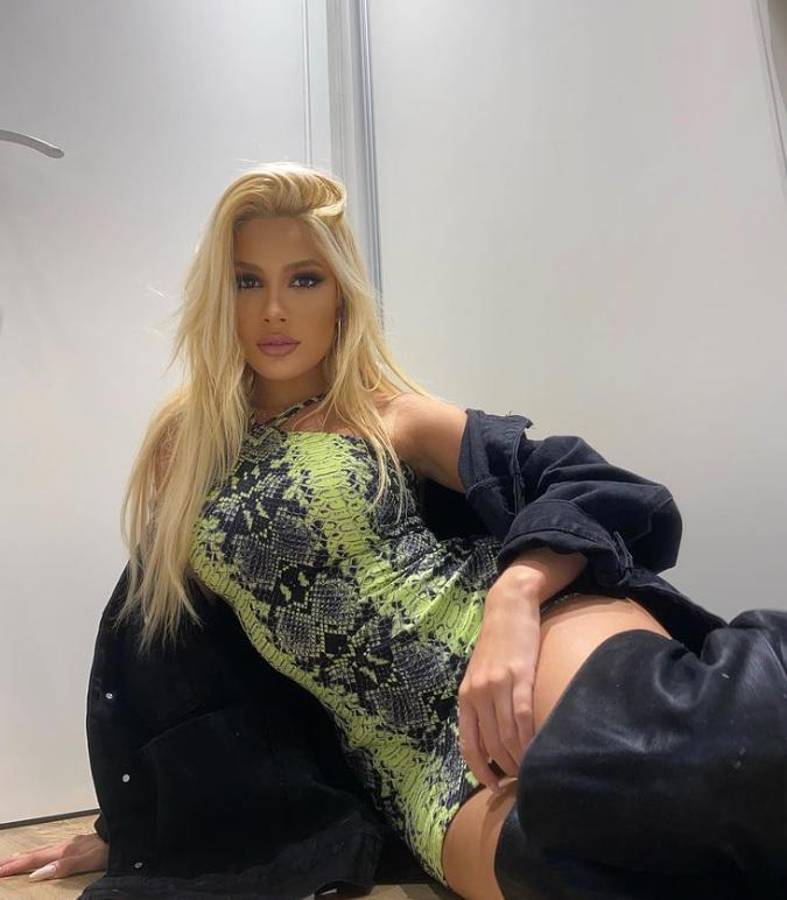 Karoline Lima, la sensual novia de crack del Real Madrid que dejó con la boca abierta a todos en el Bernabéu