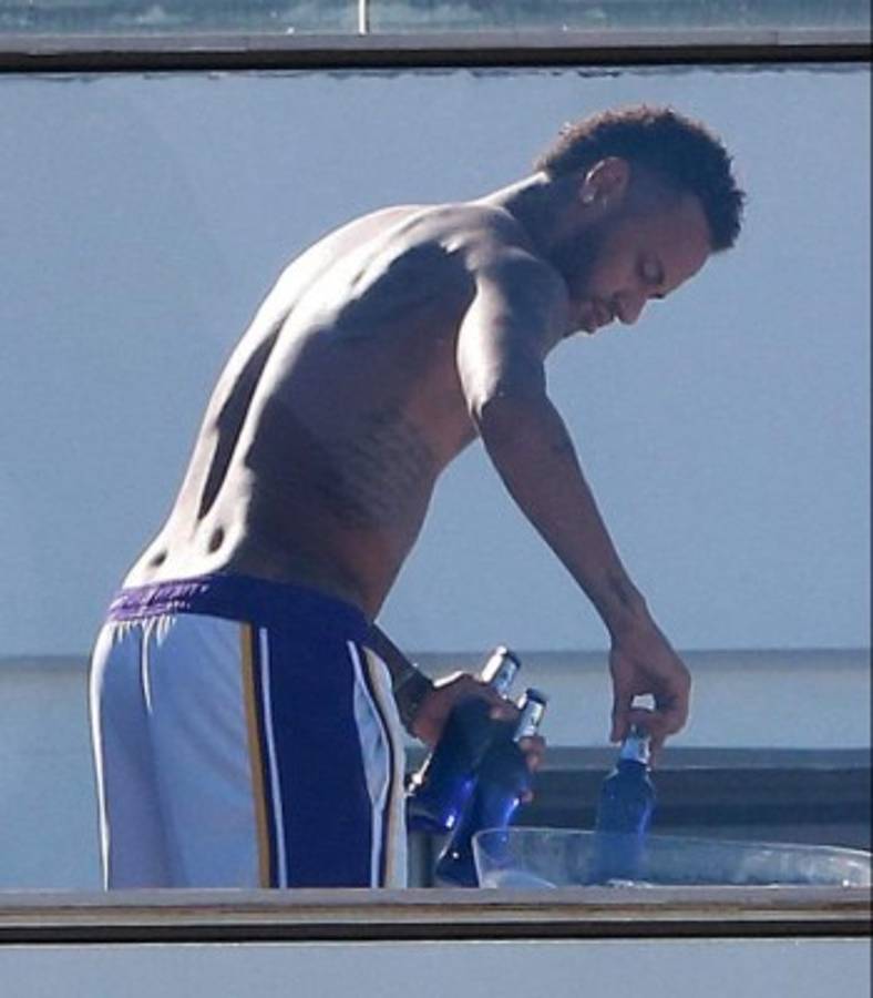 Entre cervezas y amigos, así son las vacaciones de Neymar en Río de Janeiro