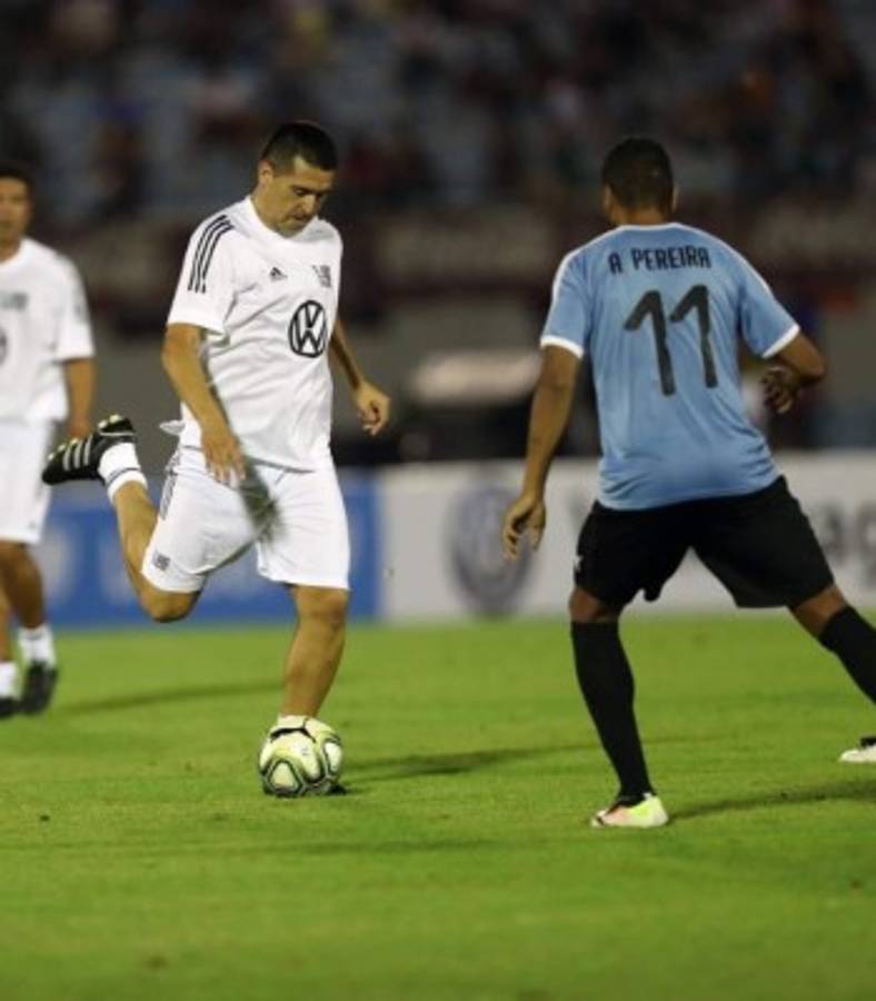 La emotiva despedida de Diego Forlán: Grandes estrellas de invitados y Luis Suárez de portero