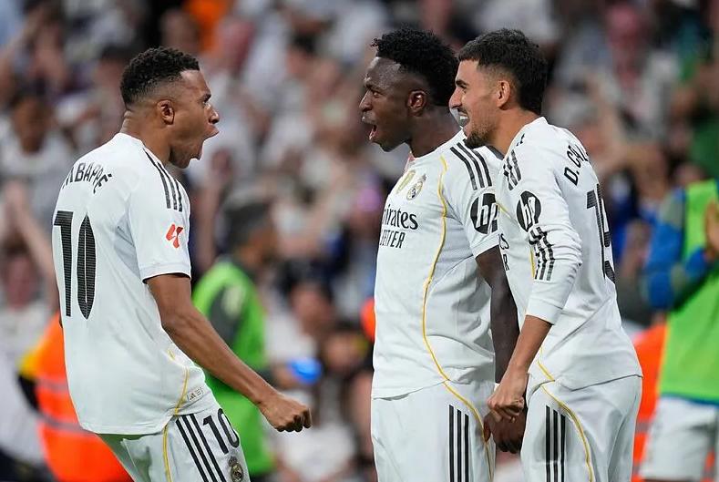 Real Madrid: así es la mujer que habría conquistado a Vinicius y los mensajes tras su doblete en el Bernabéu