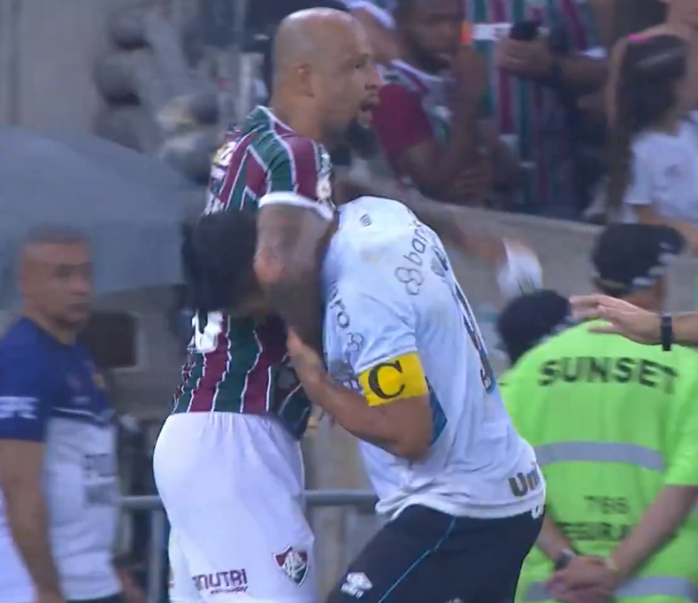 El último partido de Luis Suárez con el Gremio: ¡marcó doblete y Felipe Melo le aplica una llave!