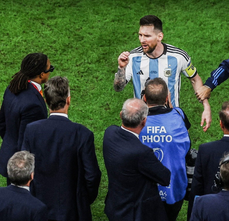 El cruce entre Lionel Messi y el entrenador de Países Bajos, Louis Van Gaal.