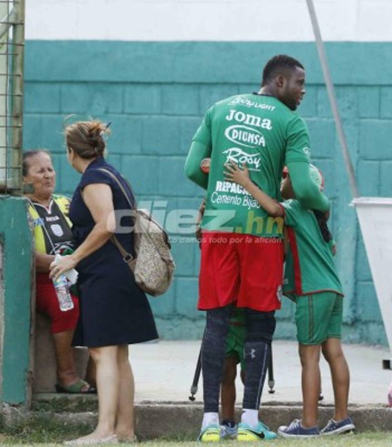 Infartantes chicas en práctica de Marathón y la visita de Berríos, Emil y doña Queta