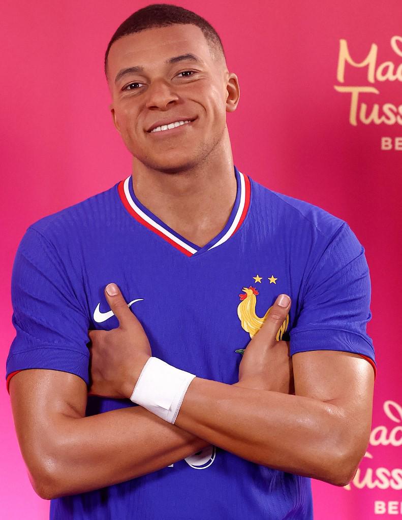 ¡No lo podía creer! La viral reacción de Mbappé tras ver su figura de cera en París: “Es más Kylian que yo”
