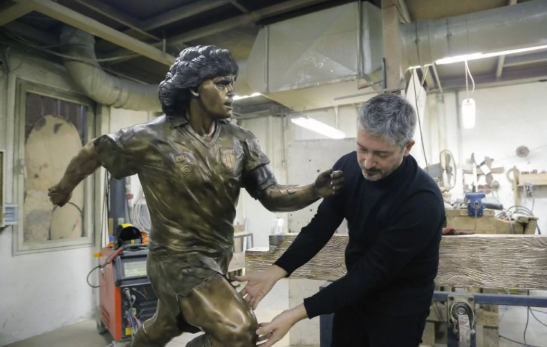 Un año de la muerte de Maradona: Napoli lo recuerda con nueva y polémica estatua y el autor explica el ‘’error’’