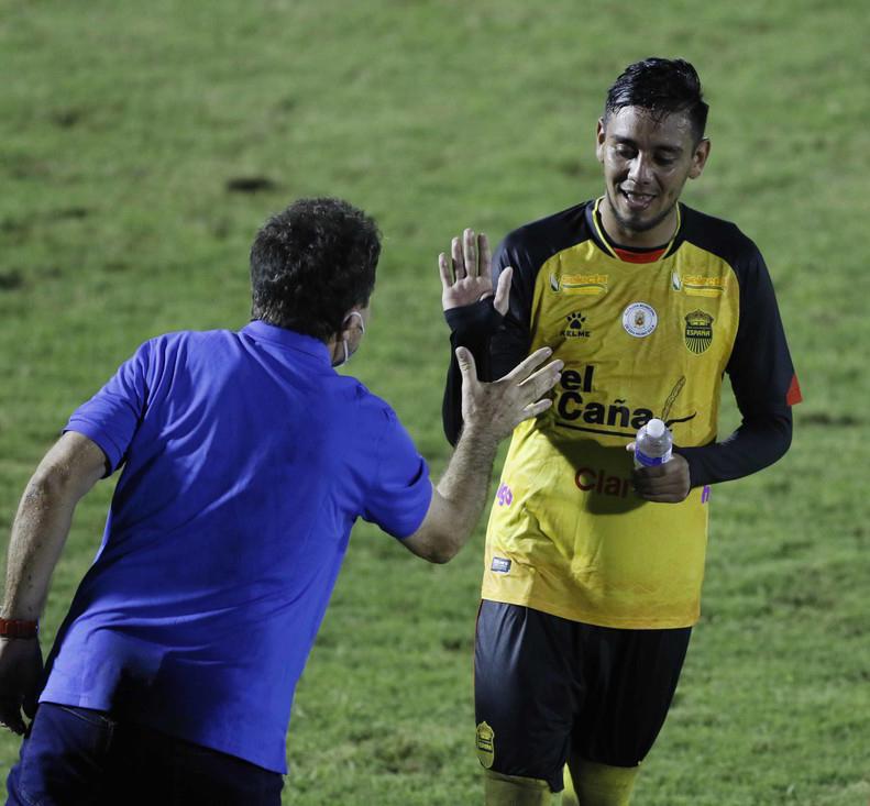 ¡Con toda su artillería! Héctor Vargas quiere mantener su racha triunfal y así sería su 11 titular ante el Olimpia