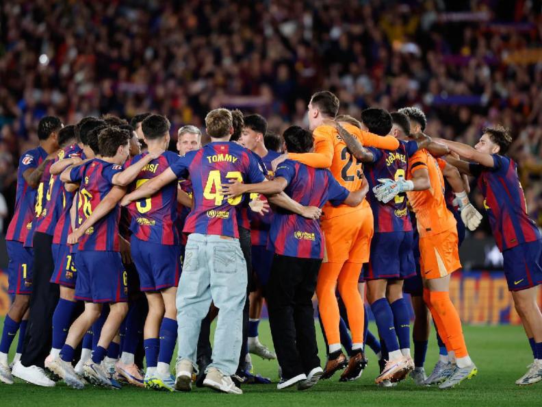 Messi se unió y no hubo pasillo: así celebró Barcelona el bicampeonato en Liga Española