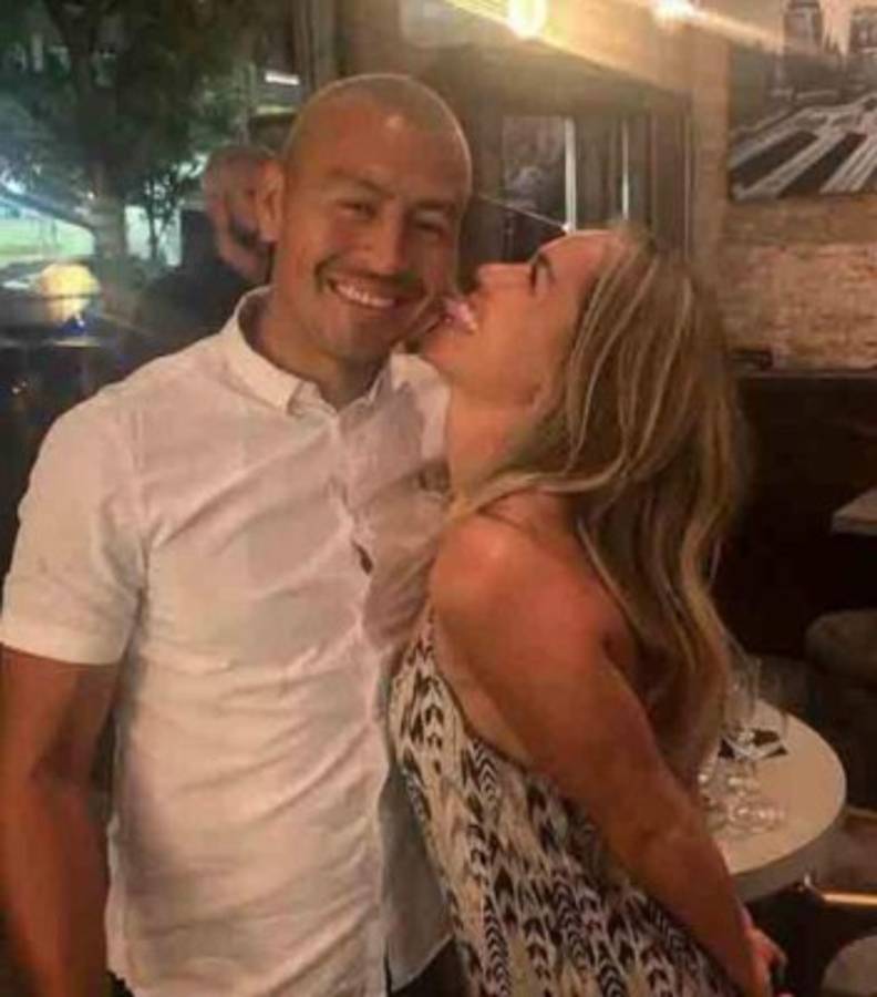 El mediocampista Roger Espinoza anuncia compromiso matrimonial con guapa futbolista en EUA