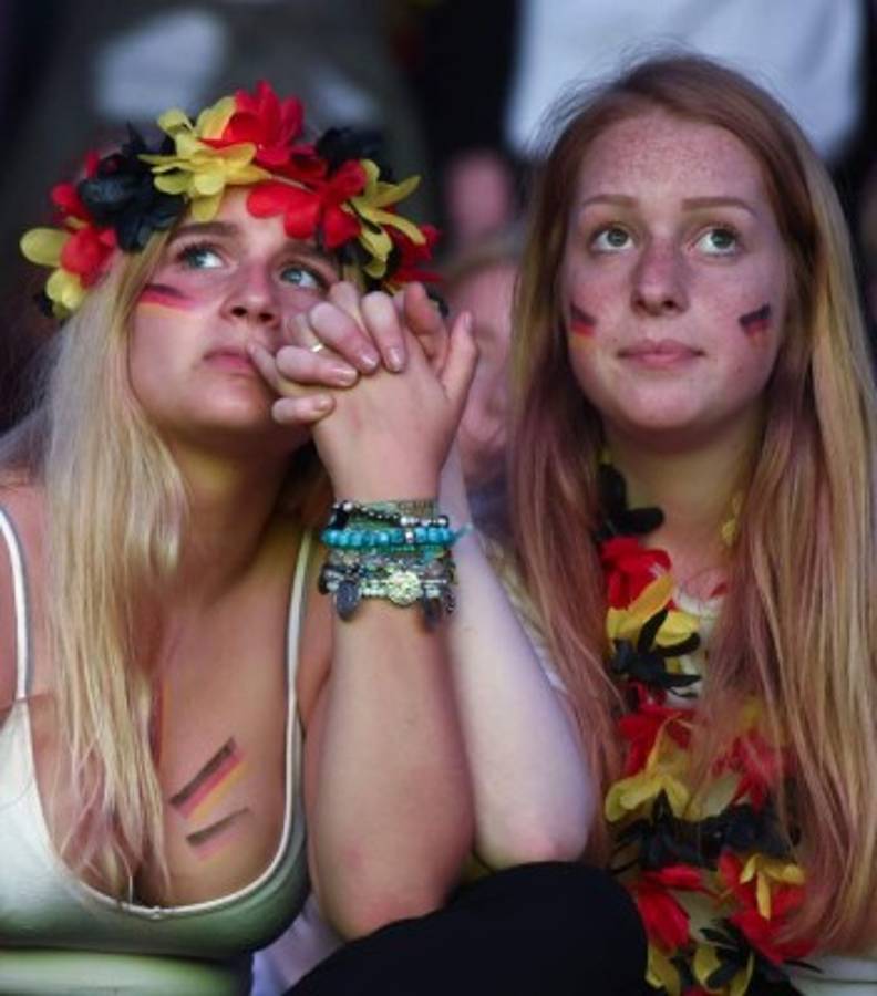 El toque femenino: Las bellezas en el Francia-Alemania