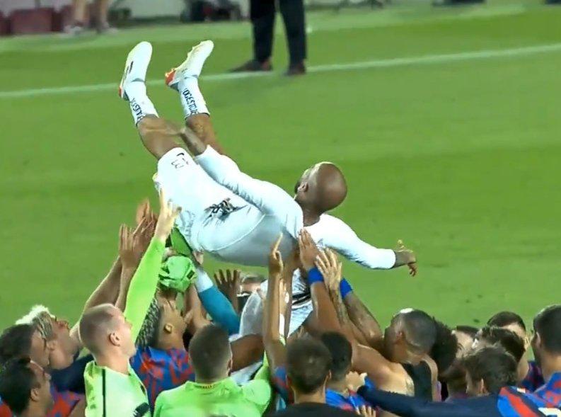 NO SE VIO EN TV: Fue abucheado y no jugó un solo minuto; Dani Alves recibe lo que quería y la promesa de Xavi que ilusiona al Barcelona