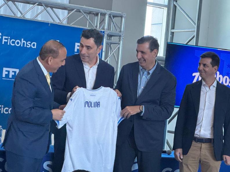 El momento incómodo de Francisco Molina en su presentación como técnico y la única persona que lo acompaña en Honduras