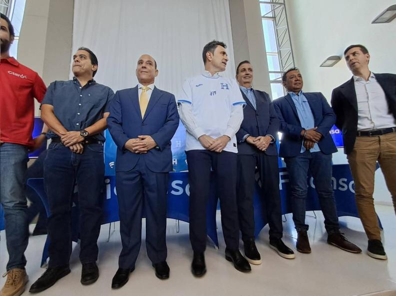 El momento incómodo de Francisco Molina en su presentación como técnico y la única persona que lo acompaña en Honduras