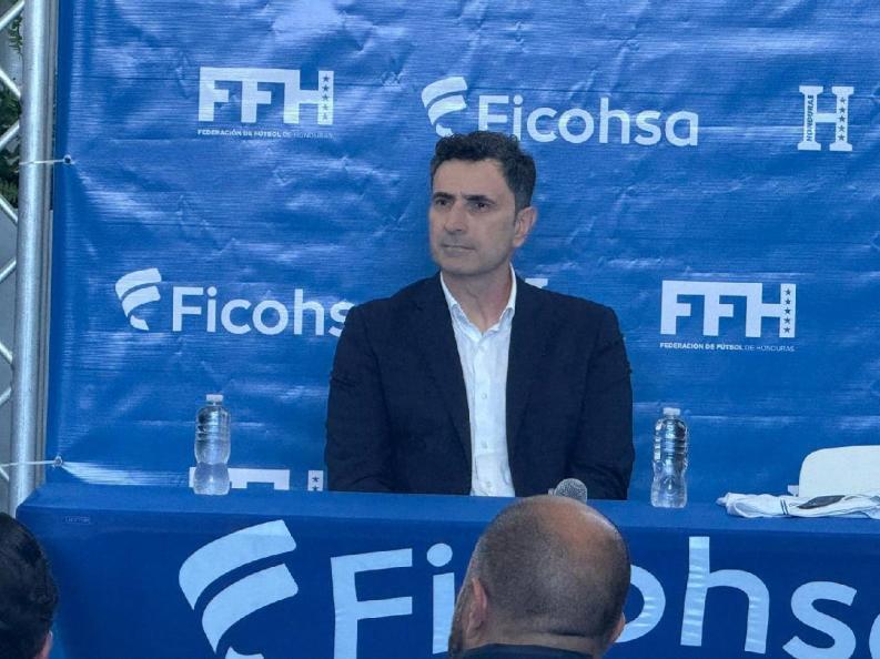 El momento incómodo de Francisco Molina en su presentación como técnico y la única persona que lo acompaña en Honduras