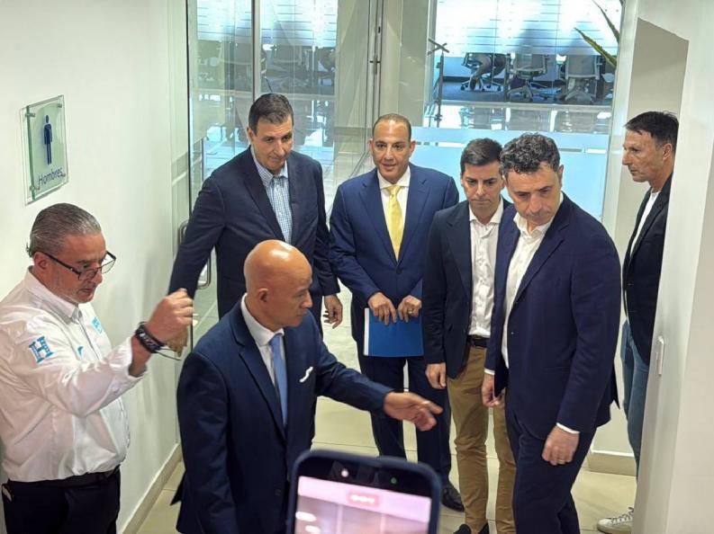 El momento incómodo de Francisco Molina en su presentación como técnico y la única persona que lo acompaña en Honduras