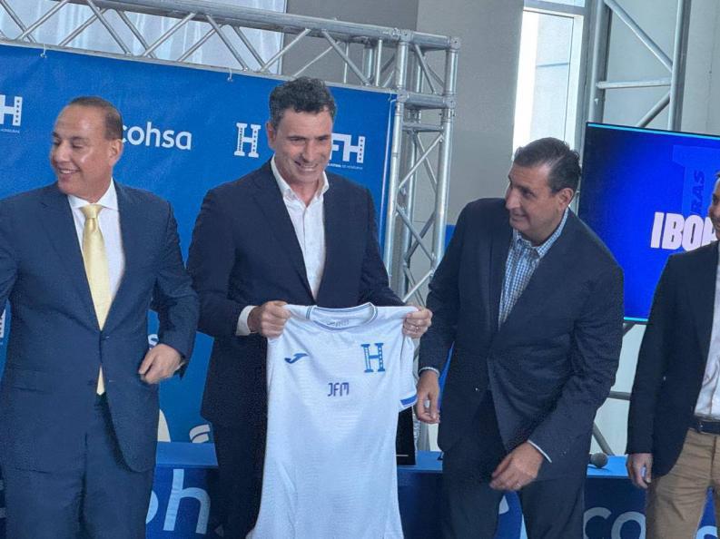 El momento incómodo de Francisco Molina en su presentación como técnico y la única persona que lo acompaña en Honduras