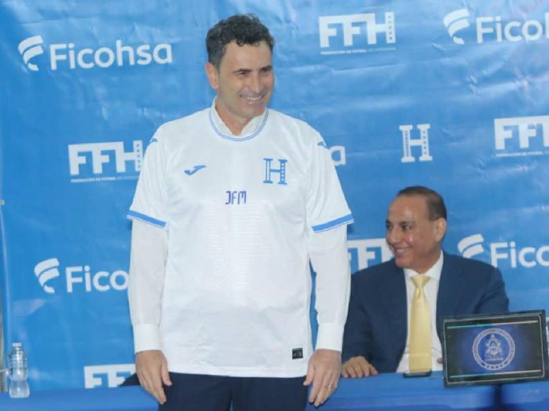 El momento incómodo de Francisco Molina en su presentación como técnico y la única persona que lo acompaña en Honduras